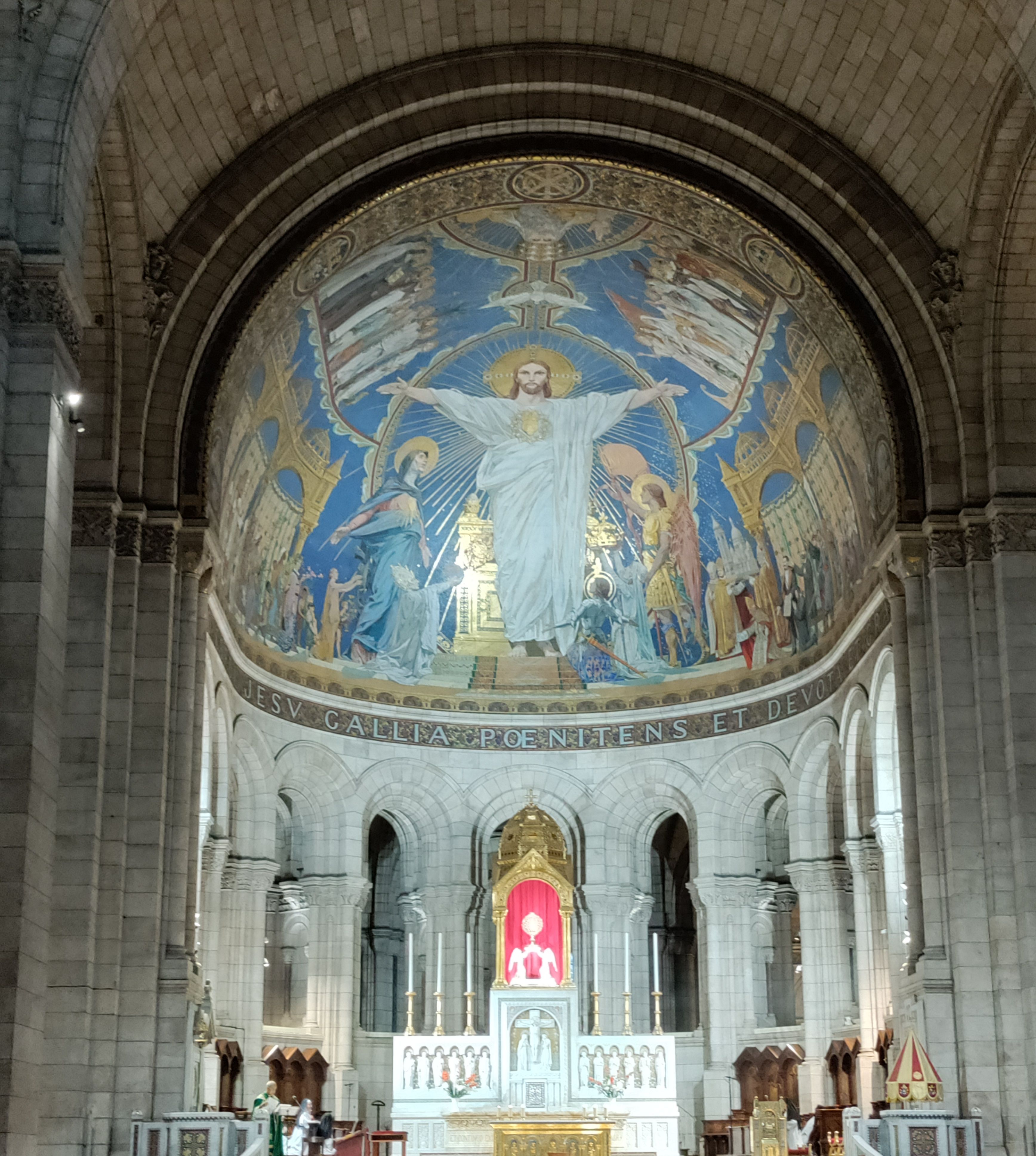 Inside Sacr&eacute; Coeur.